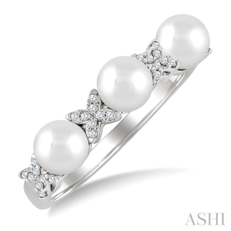 1/10 Ctw 5MM White Pearl and Floral Round Cut Diamond Fashion Band in 14K White Gold