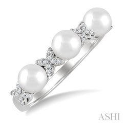 1/10 Ctw 5MM White Pearl and Floral Round Cut Diamond Fashion Band in 14K White Gold