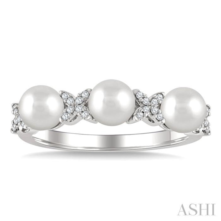 1/10 Ctw 5MM White Pearl and Floral Round Cut Diamond Fashion Band in 14K White Gold