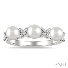 1/10 Ctw 5MM White Pearl and Floral Round Cut Diamond Fashion Band in 14K White Gold