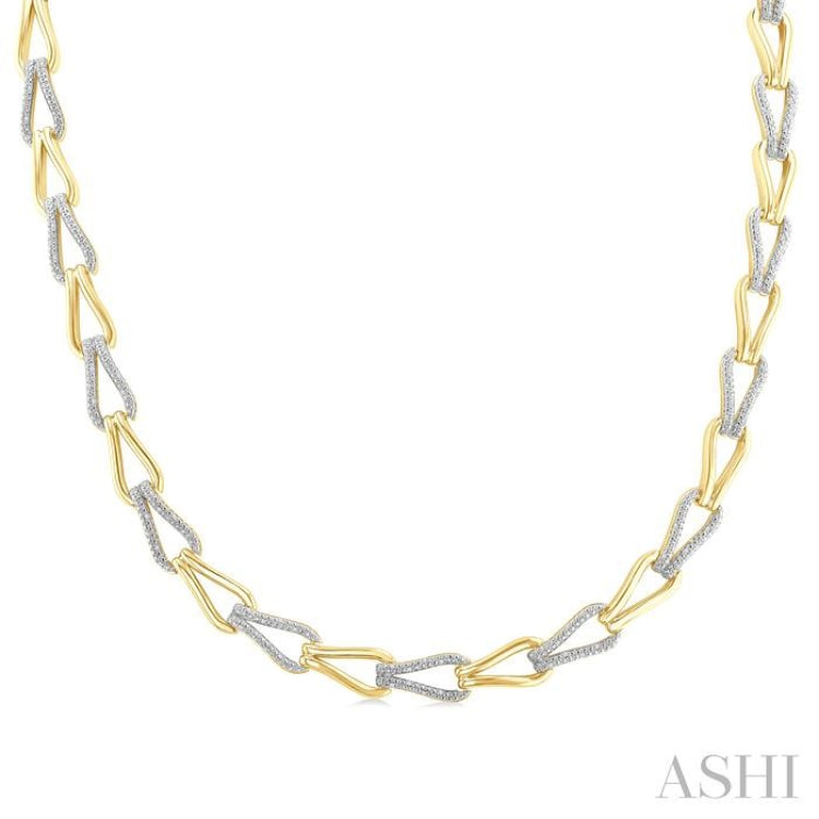 1/4 Ctw Round Cut Diamond Bold Knot Link Fashion Necklace in Yellow Gold Vermeil