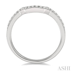 1/5 Ctw Trough Shape Center Round Cut Diamond Wedding Band in 14K White Gold