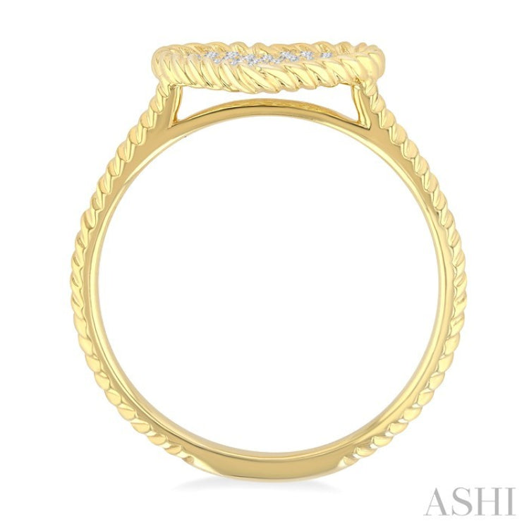 1/5 Ctw Round Cut Diamond Rope Border Heart Motif Fashion Ring in 10K Yellow Gold