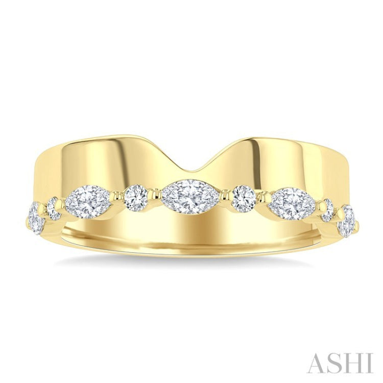 1/2 Ctw Bold V-Shaped Center Marquise and Round Cut Diamond Fashion Band in 14K Yellow Gold