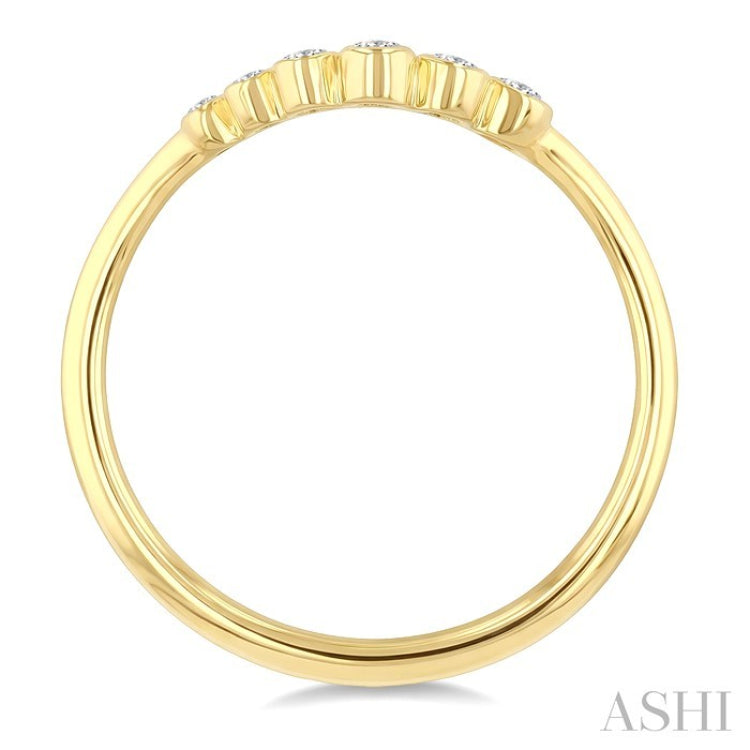 1/10 Ctw Graduated Wave Round Cut Diamond Fashion Ring in 10K Yellow Gold
