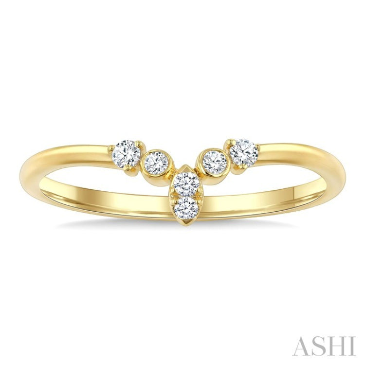 1/10 Ctw Chevron Round Cut Diamond Ring in 10K Yellow Gold