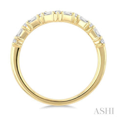 1/4 Ctw Chevron Baguette and Round Cut Diamond Fashion Ring in 14K Yellow Gold