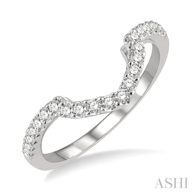 1/4 Ctw Chevron Round Cut Diamond Wedding Band in 14K White Gold