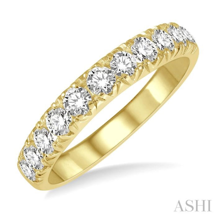 3/4 Ctw 11 Stone Round Cut Diamond Wedding Band in 14K Yellow Gold