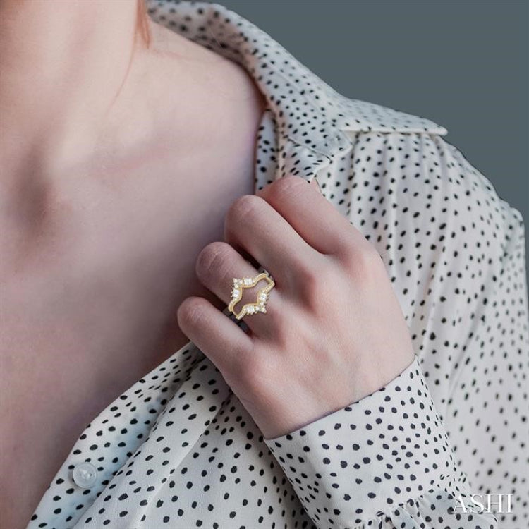 3/4 Ctw Chevron Center Baguette and Round Cut Diamond Insert Ring in 14K Yellow Gold