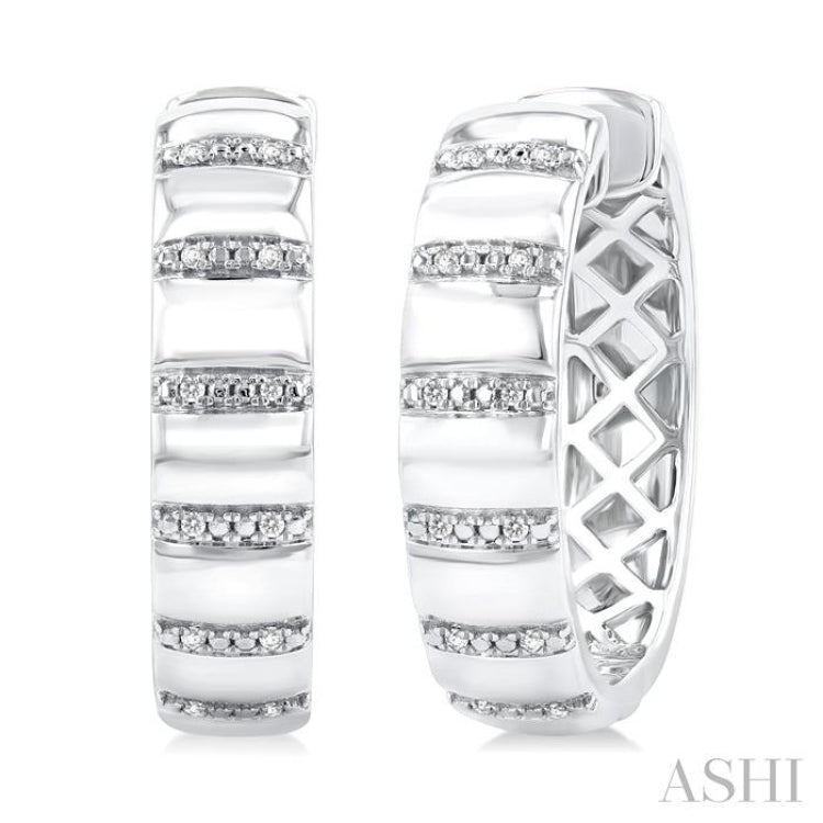 1/10 Ctw Ribbed Round Cut Diamond Pirouette Bold Fashion Hoop Earring in Sterling Silver