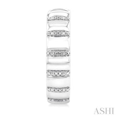 1/10 Ctw Ribbed Round Cut Diamond Pirouette Bold Fashion Hoop Earring in Sterling Silver