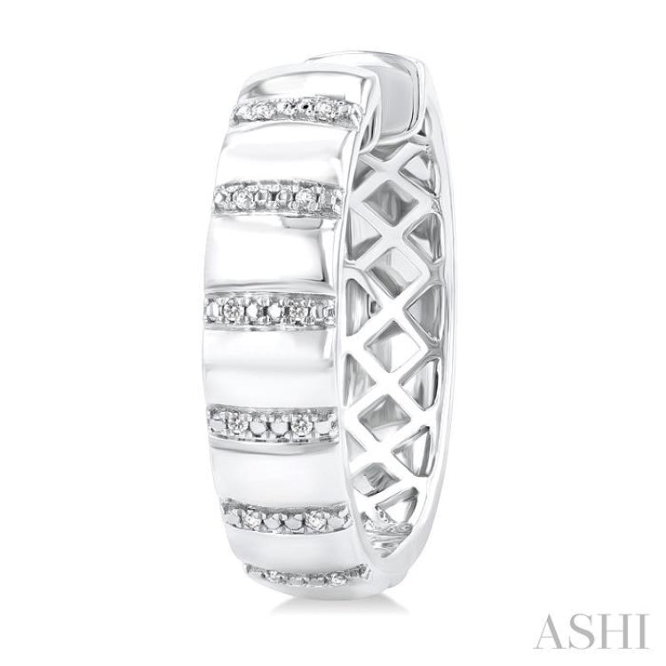 1/10 Ctw Ribbed Round Cut Diamond Pirouette Bold Fashion Hoop Earring in Sterling Silver